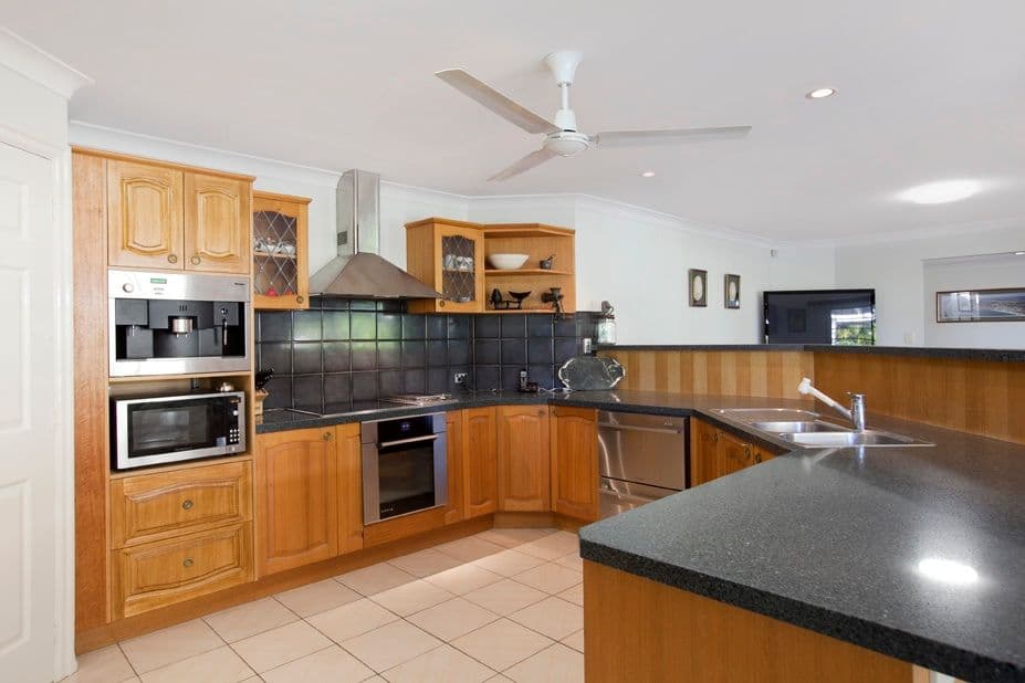 8 McKellar Court, MOUNT OMMANEY QLD 4074, Mount Ommaney - Thumbnail 6