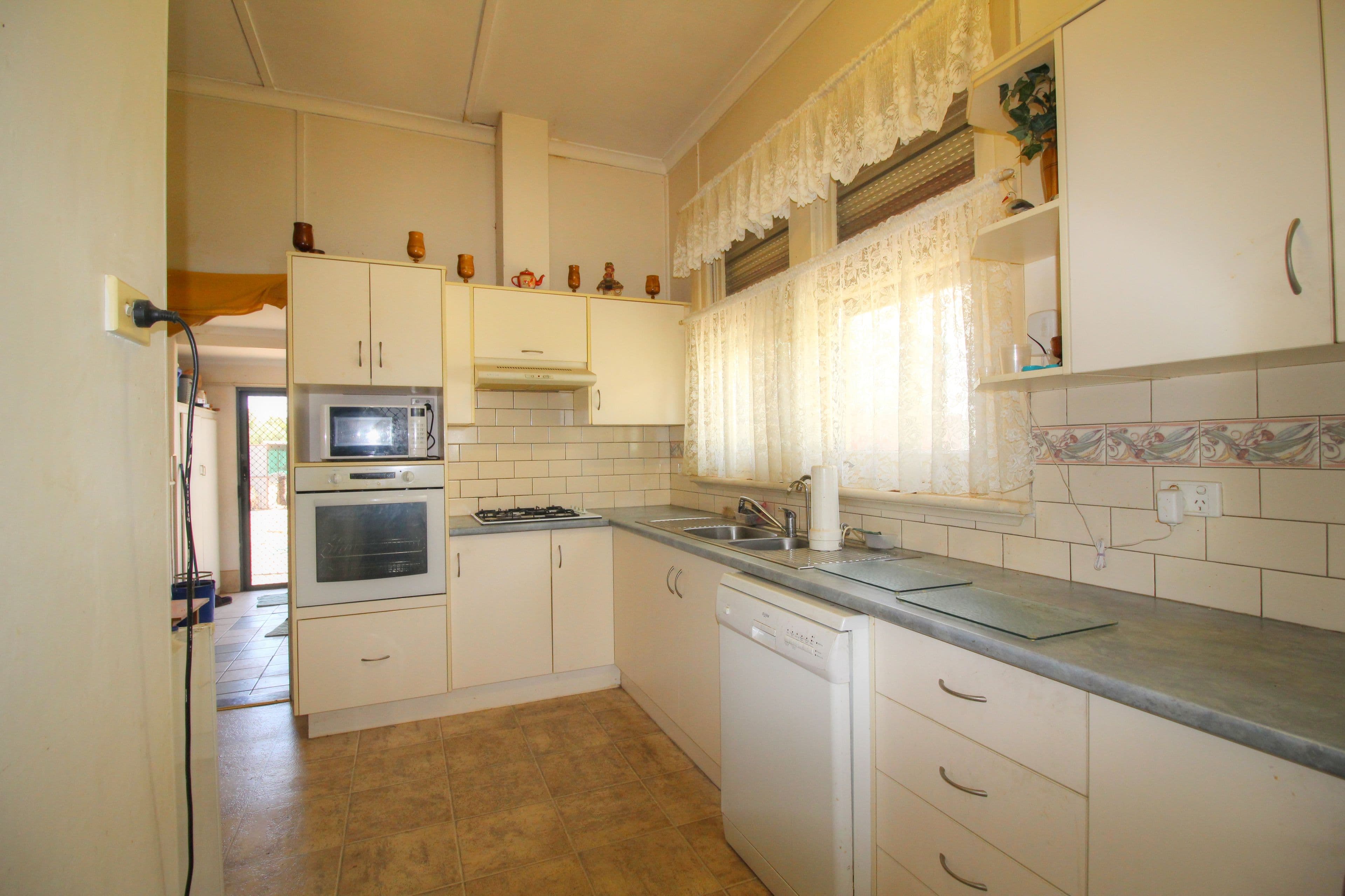 110 Eighteenth Street, Renmark SA 5341, Renmark - Thumbnail 4