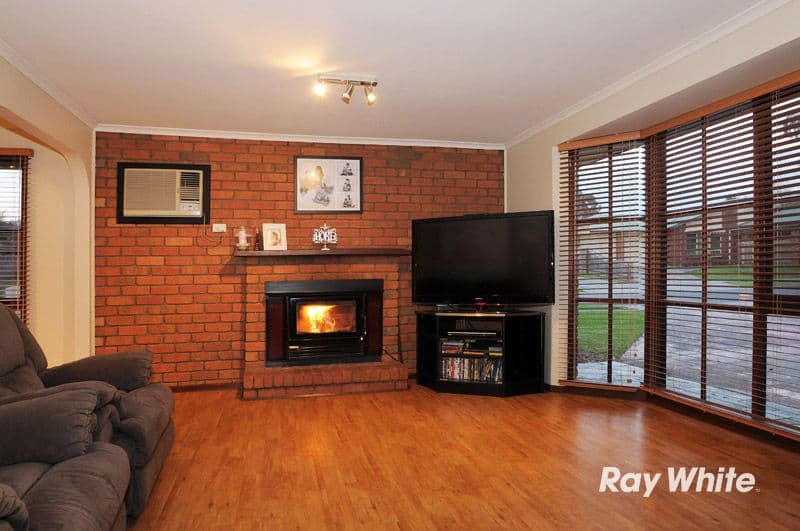 5 Joseph Banks Crescent, CRANBOURNE VIC 3977, Cranbourne - Thumbnail 2