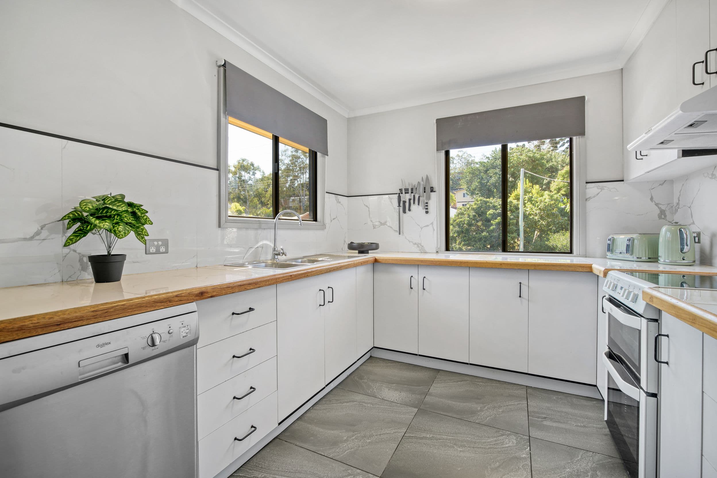 2 Burrows Street, West Gladstone QLD 4680, West Gladstone - Thumbnail 2