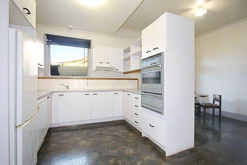 63 Carlisle Crescent, Hughesdale VIC 3166, Hughesdale - Thumbnail 2