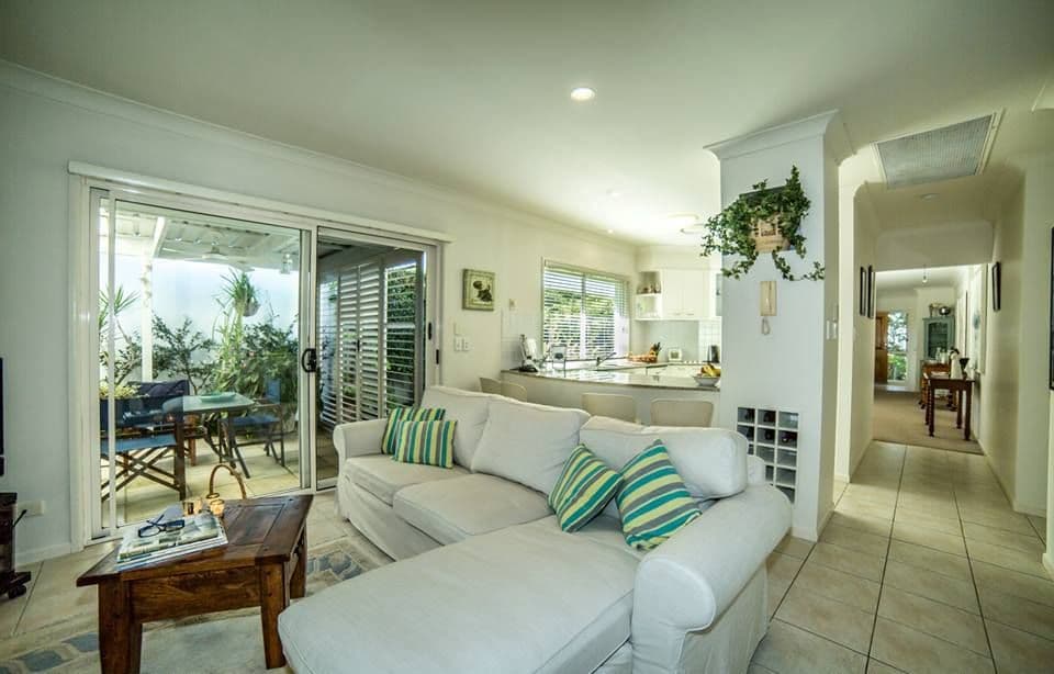 272 Ashmore Road, BENOWA QLD 4217, Benowa - Thumbnail 2