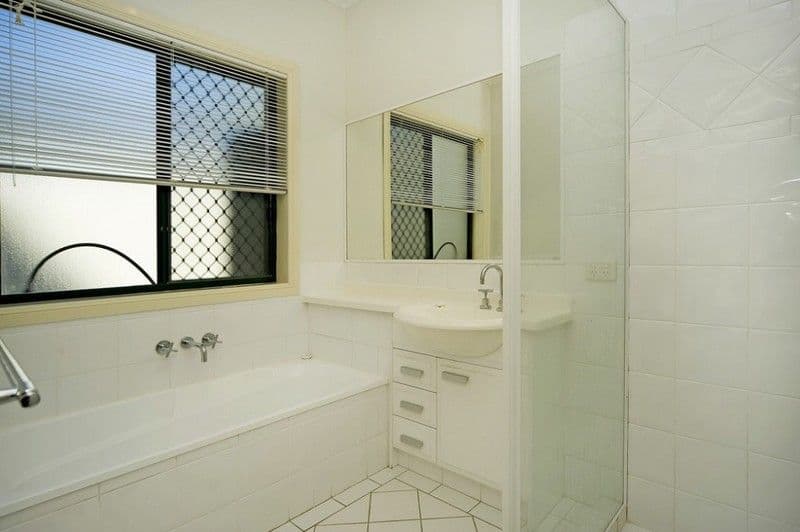4 Steyning Court, ARUNDEL QLD 4214, Arundel - Thumbnail 5