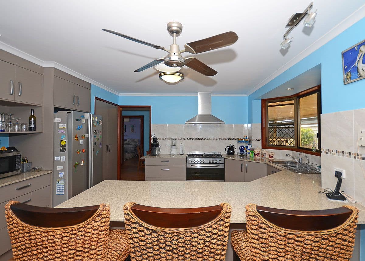 17 Helsham Street, POINT VERNON QLD 4655, Point Vernon - Thumbnail 5