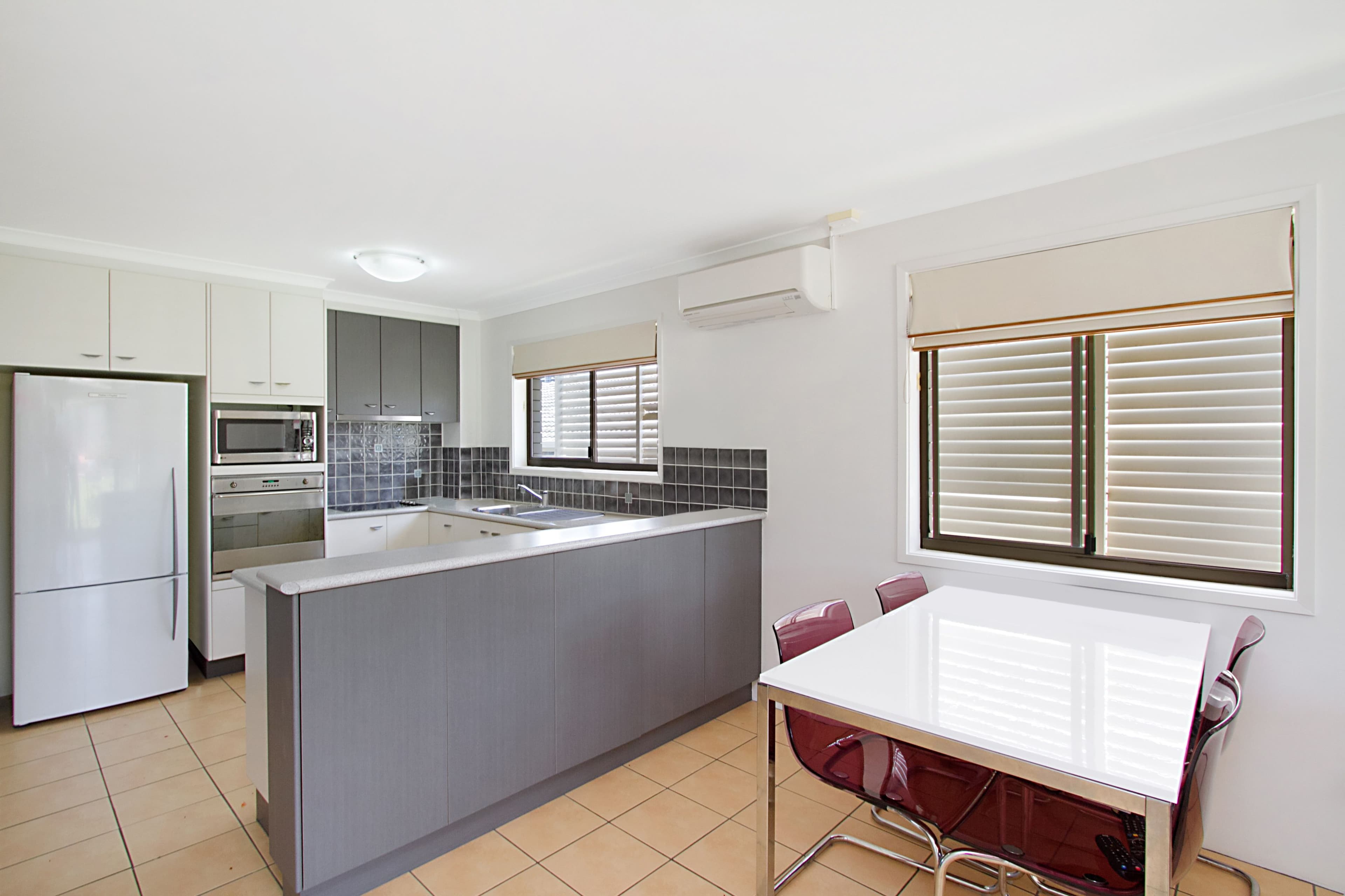6 'Parkdale Apartments' 12 Chelsea Avenue, BROADBEACH QLD 4218, Broadbeach - Thumbnail 4