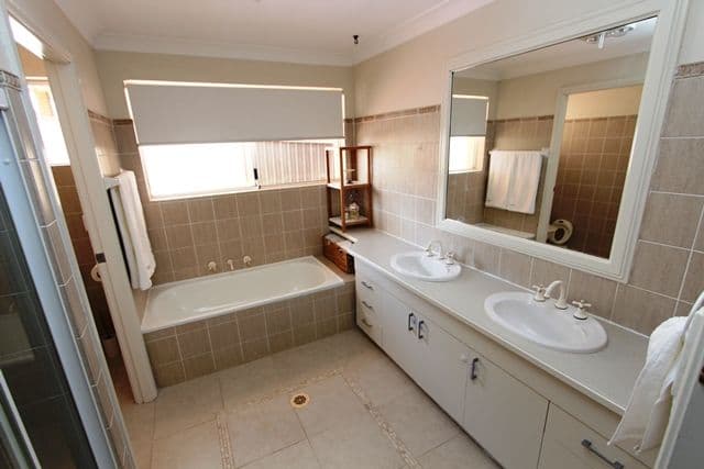 9 Cuthbert Crescent, Edensor Park - Thumbnail 4