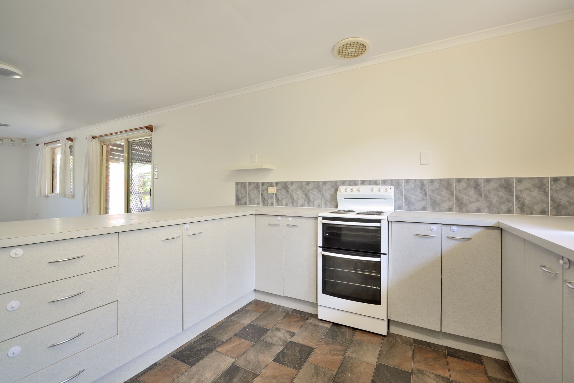 8 Carinya Drive, Clinton QLD 4680, Clinton - Thumbnail 2