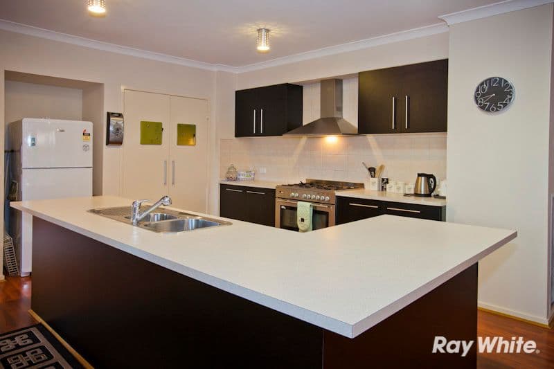 2 Britton Drive, PAKENHAM VIC 3810, Pakenham - Thumbnail 3
