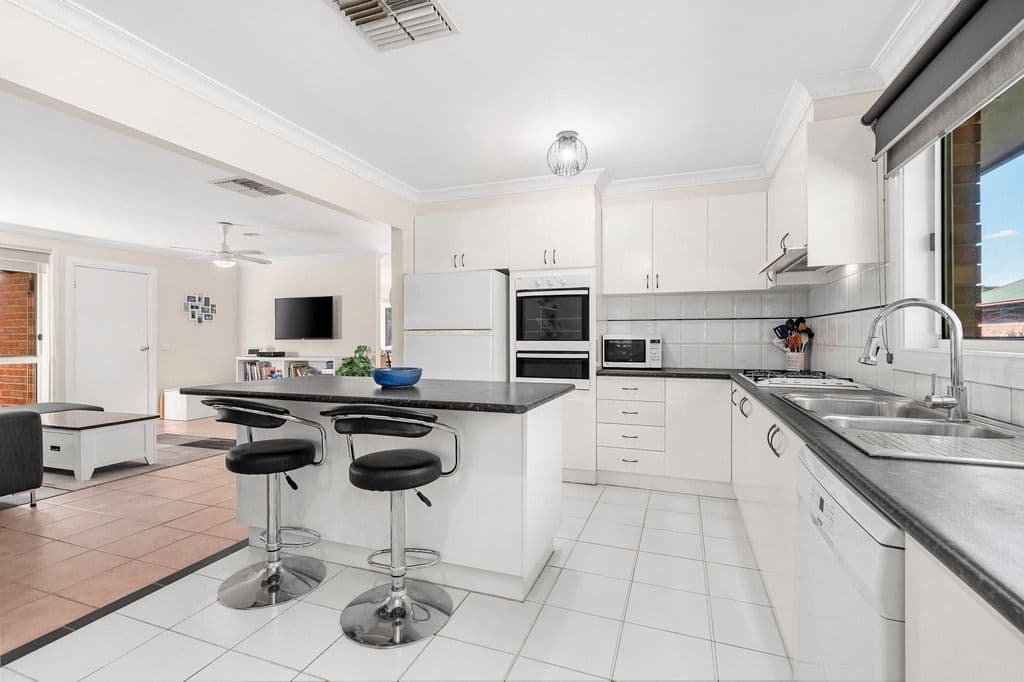 8 Laurina Turn, Mill Park VIC 3082, Mill Park - Thumbnail 2