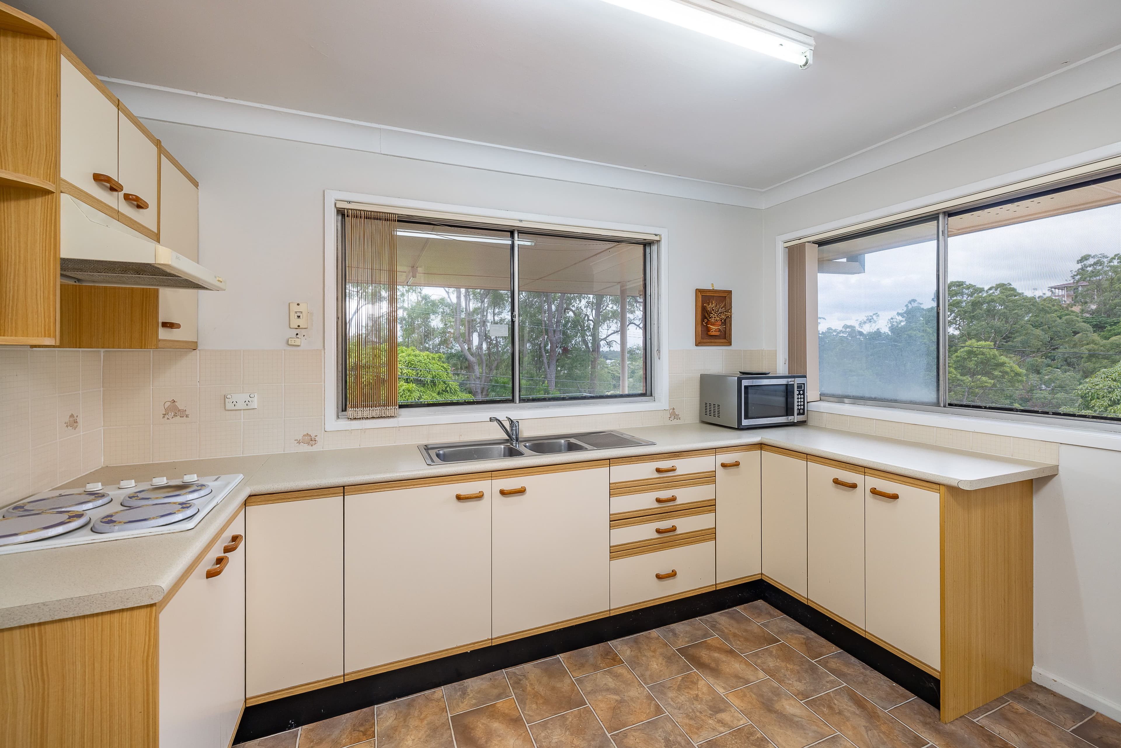 77 Dagmar Street, Holland Park West QLD 4121, Holland Park West - Thumbnail 2