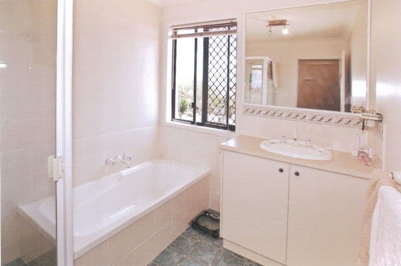 6 Mariner Court, Newport QLD 4020, Newport - Thumbnail 4