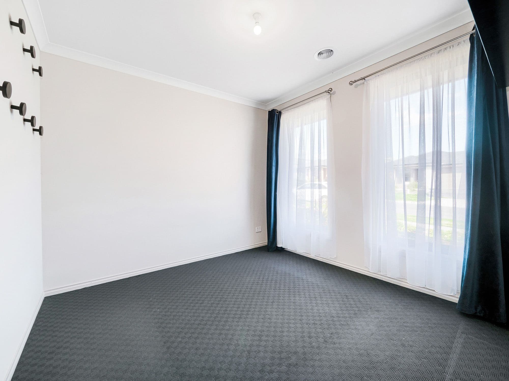 5 Sark Street, Clyde North VIC 3978, Clyde North - Thumbnail 2