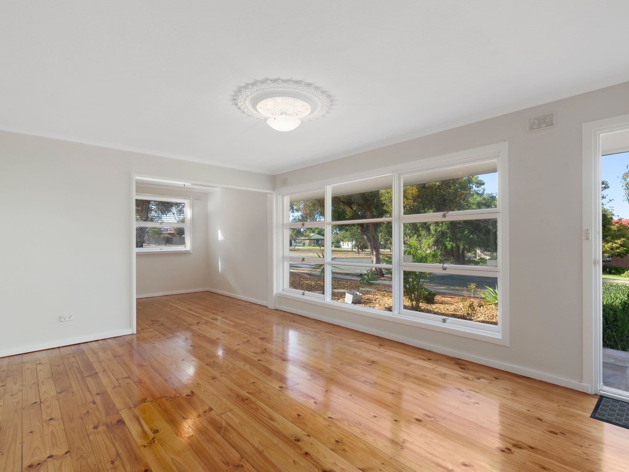 43 Hyde Park Terrace, Point Cook - Thumbnail 2