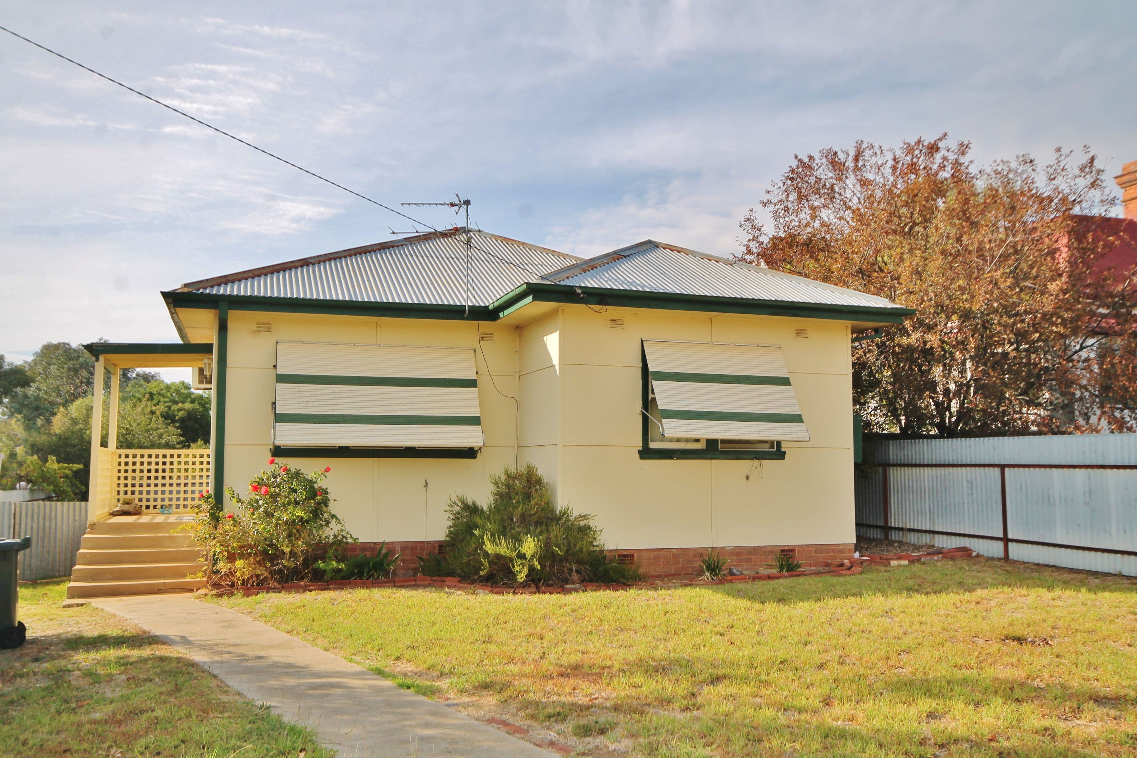 52 Thornhill Street, Young - Image 1