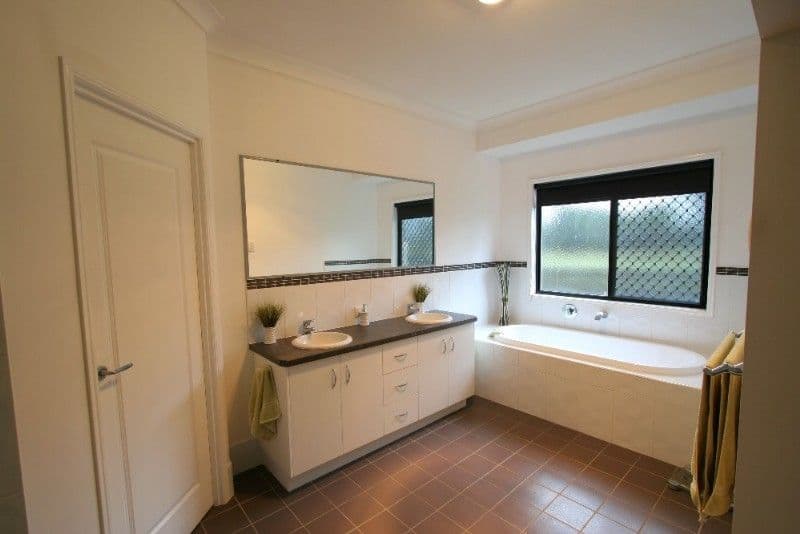12 Raewood Close, CORAL COVE QLD 4670, Coral Cove - Thumbnail 3