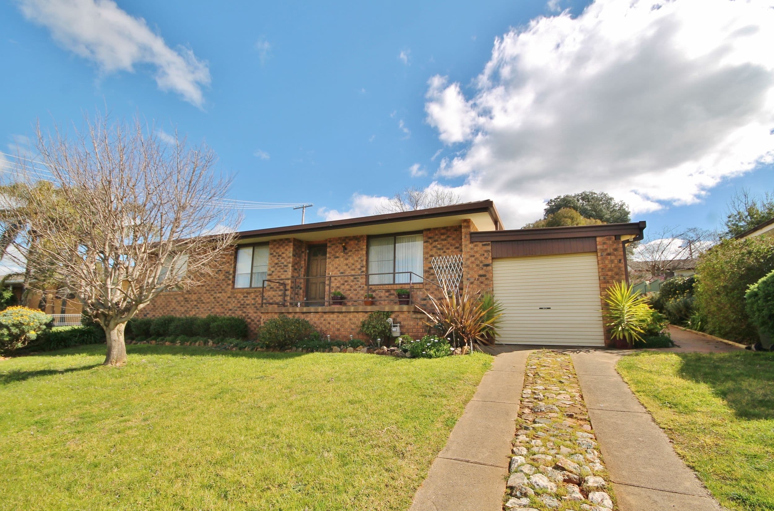 9 Charles Crescent, Young - Image 1