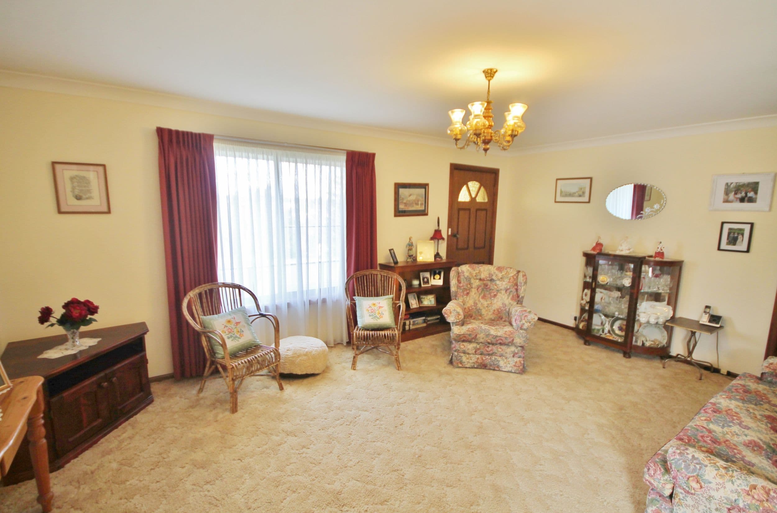 9 Charles Crescent, Young - Thumbnail 2