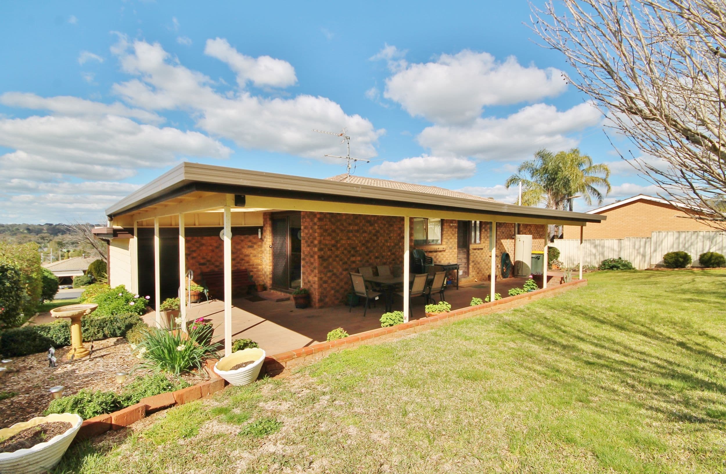 9 Charles Crescent, Young - Thumbnail 3