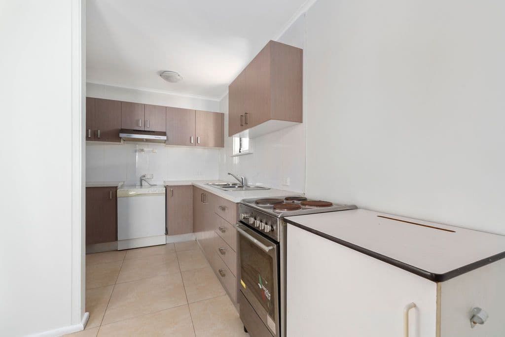 8 Aberdeen Road, Busby - Thumbnail 2