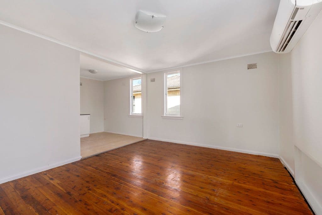 8 Aberdeen Road, Busby - Thumbnail 3