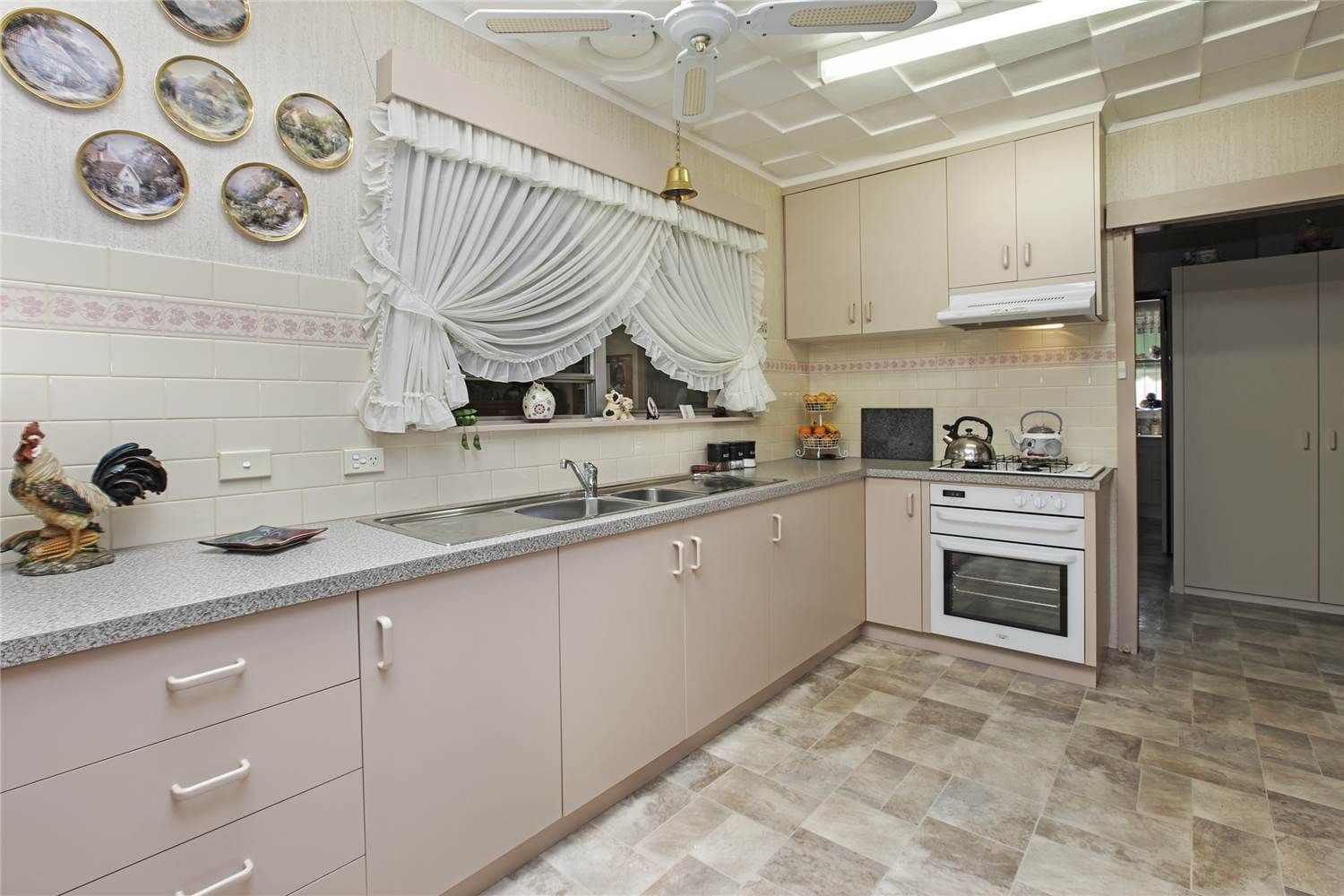 61 Colorado Drive, CORIO VIC 3214, Corio - Thumbnail 2