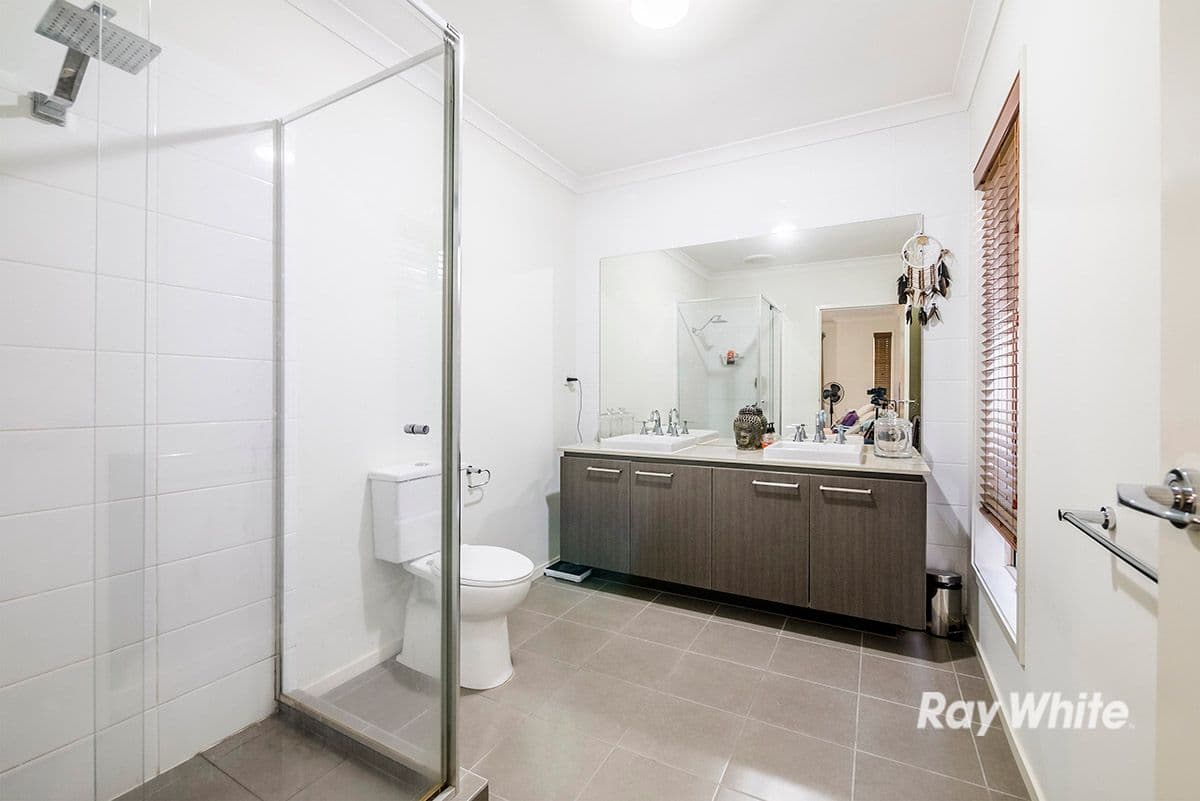 16 Black Caesar Drive, Cranbourne East VIC 3977, Cranbourne East - Thumbnail 3
