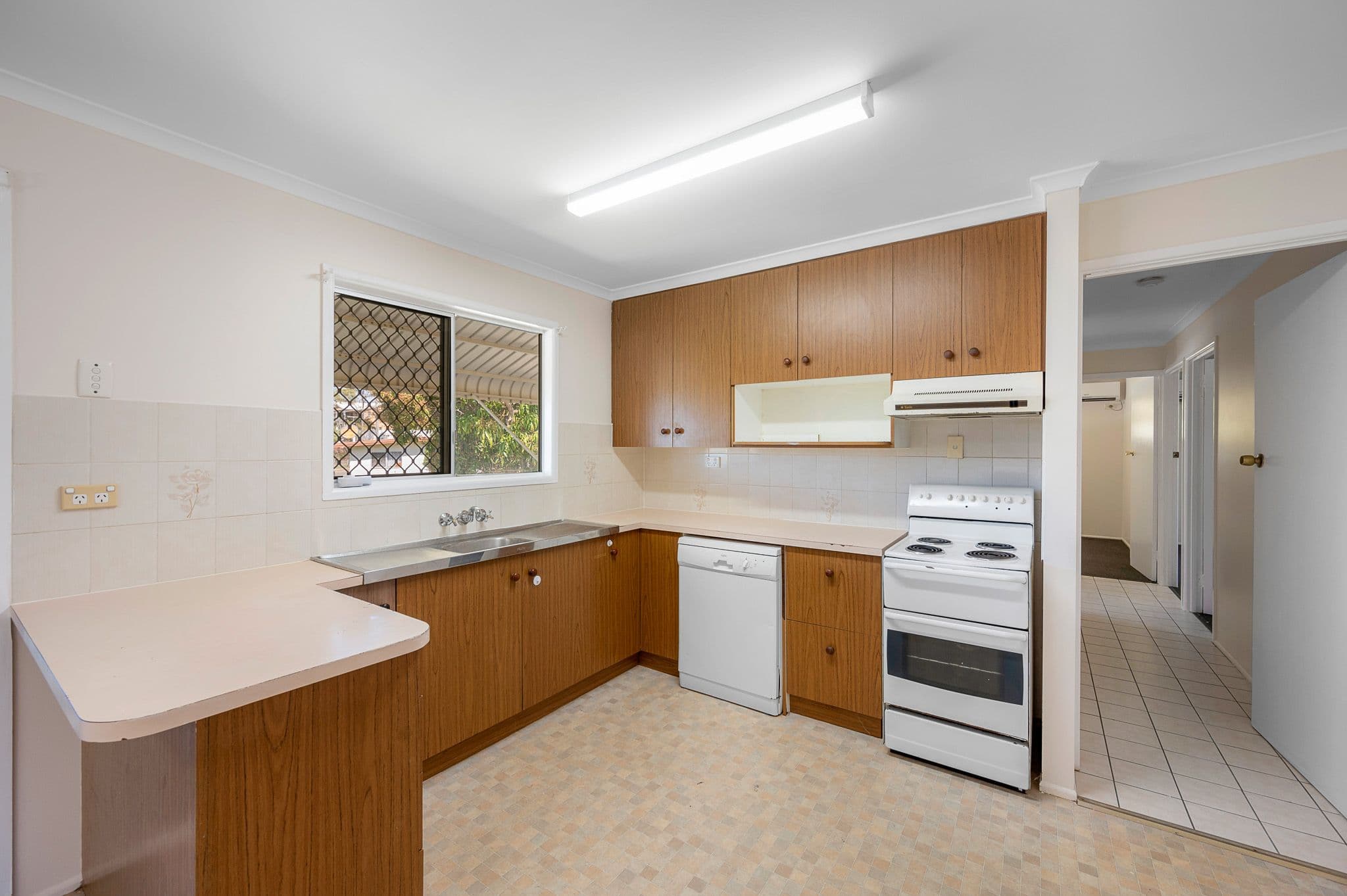 98 Elizabeth Street, South Gladstone QLD 4680, South Gladstone - Thumbnail 2