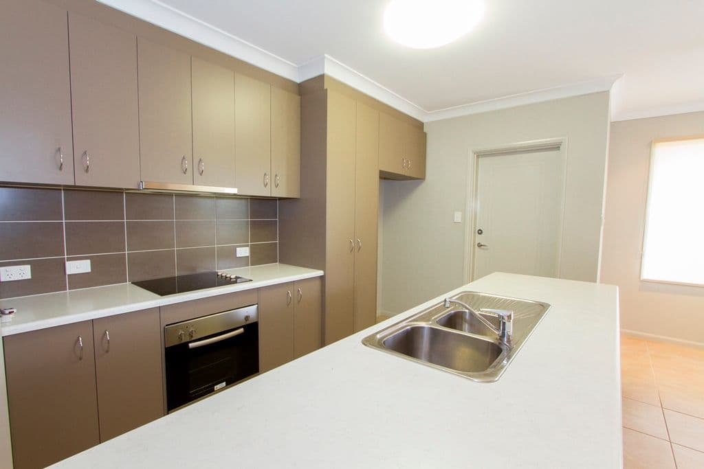 28 Blue Wren Drive, KELSO QLD 4815, Kelso - Thumbnail 5