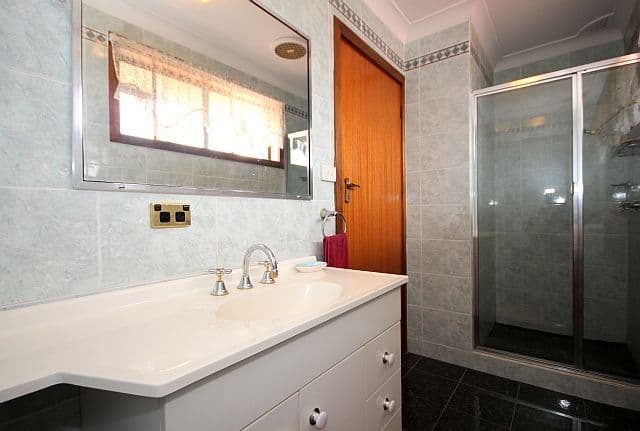 22 Lucinda Avenue, GEORGES HALL NSW 2198, Georges Hall - Thumbnail 8