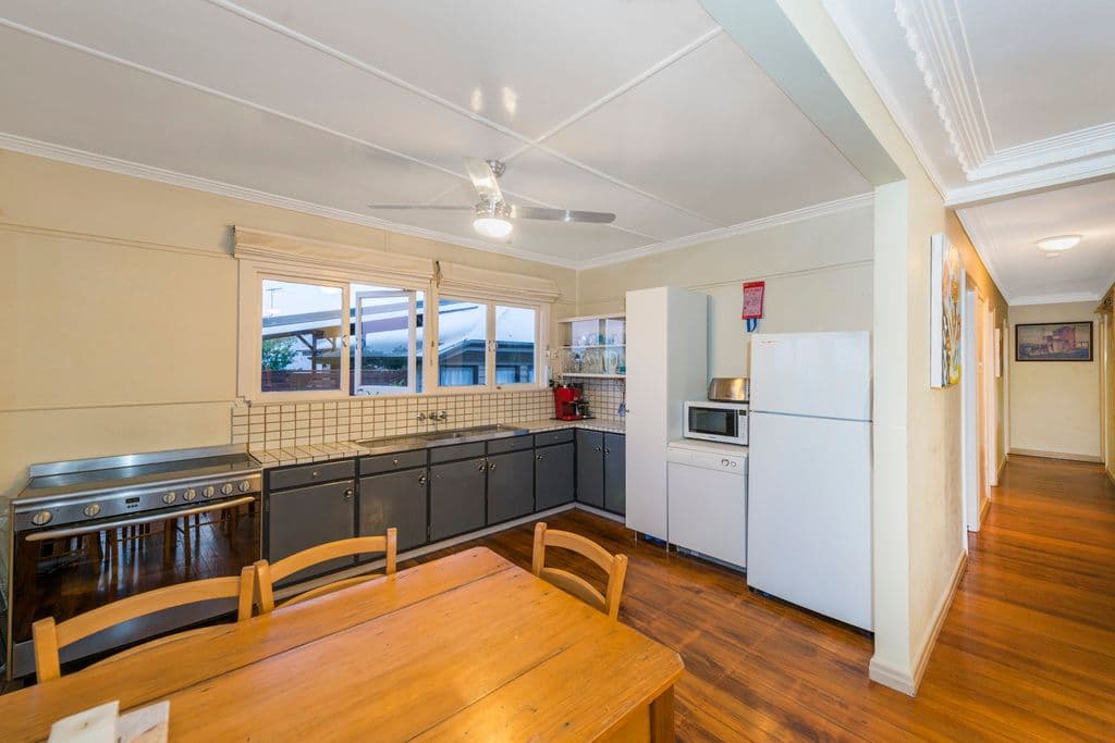 62 Pickthorne Street, HOLLAND PARK WEST QLD 4121, Holland Park West - Thumbnail 3