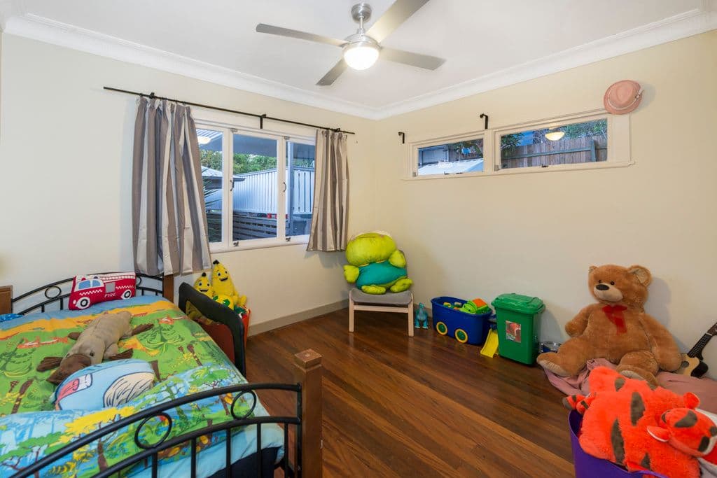 62 Pickthorne Street, HOLLAND PARK WEST QLD 4121, Holland Park West - Thumbnail 8