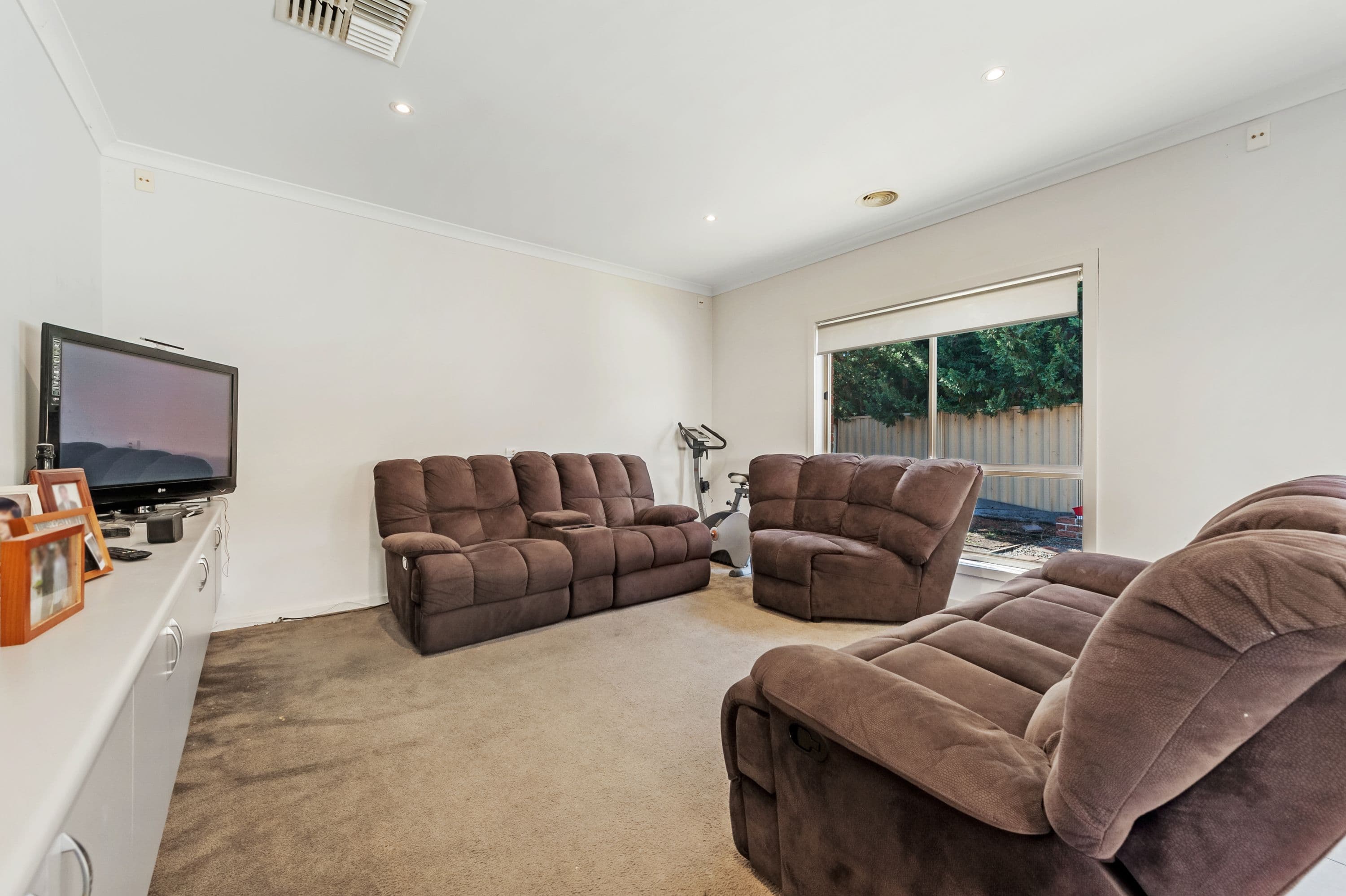 5 Deepdene Street, Caroline Springs VIC 3023, Caroline Springs - Thumbnail 2