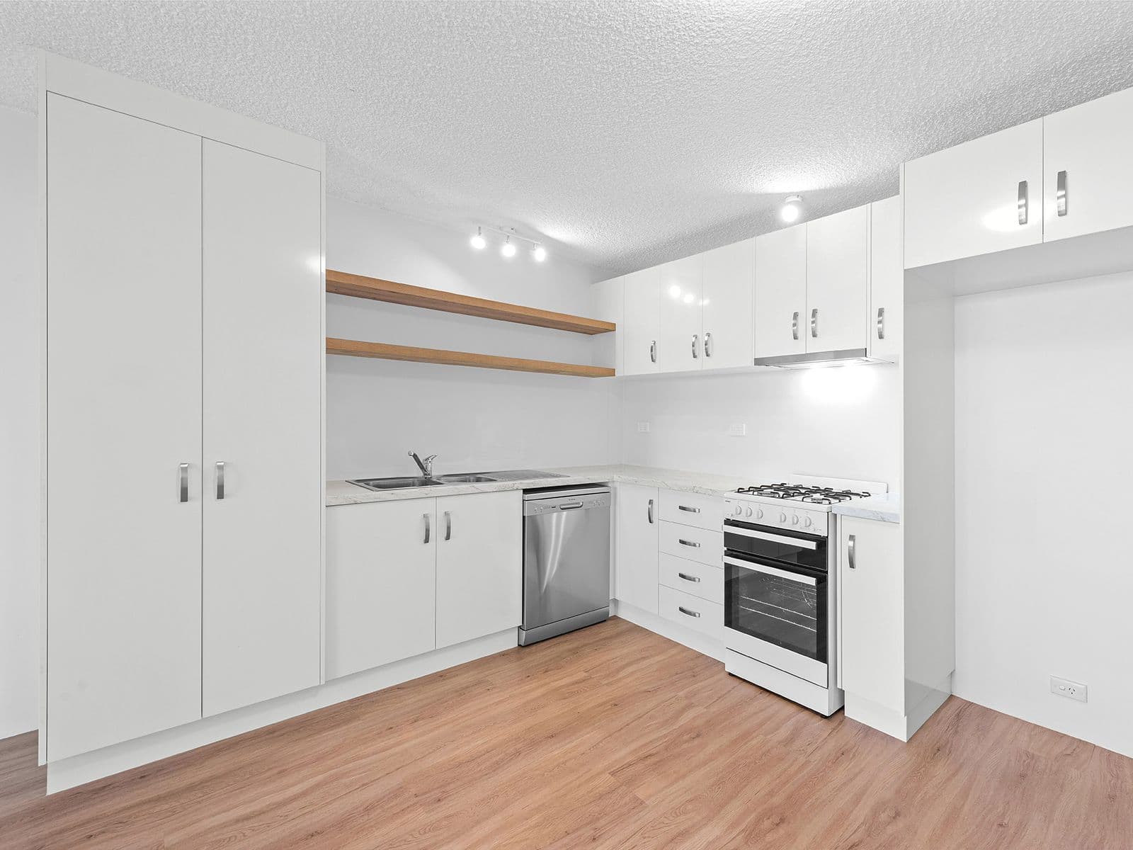 1 / 37 Kensington Road, Kensington VIC 3031, Kensington - Thumbnail 2
