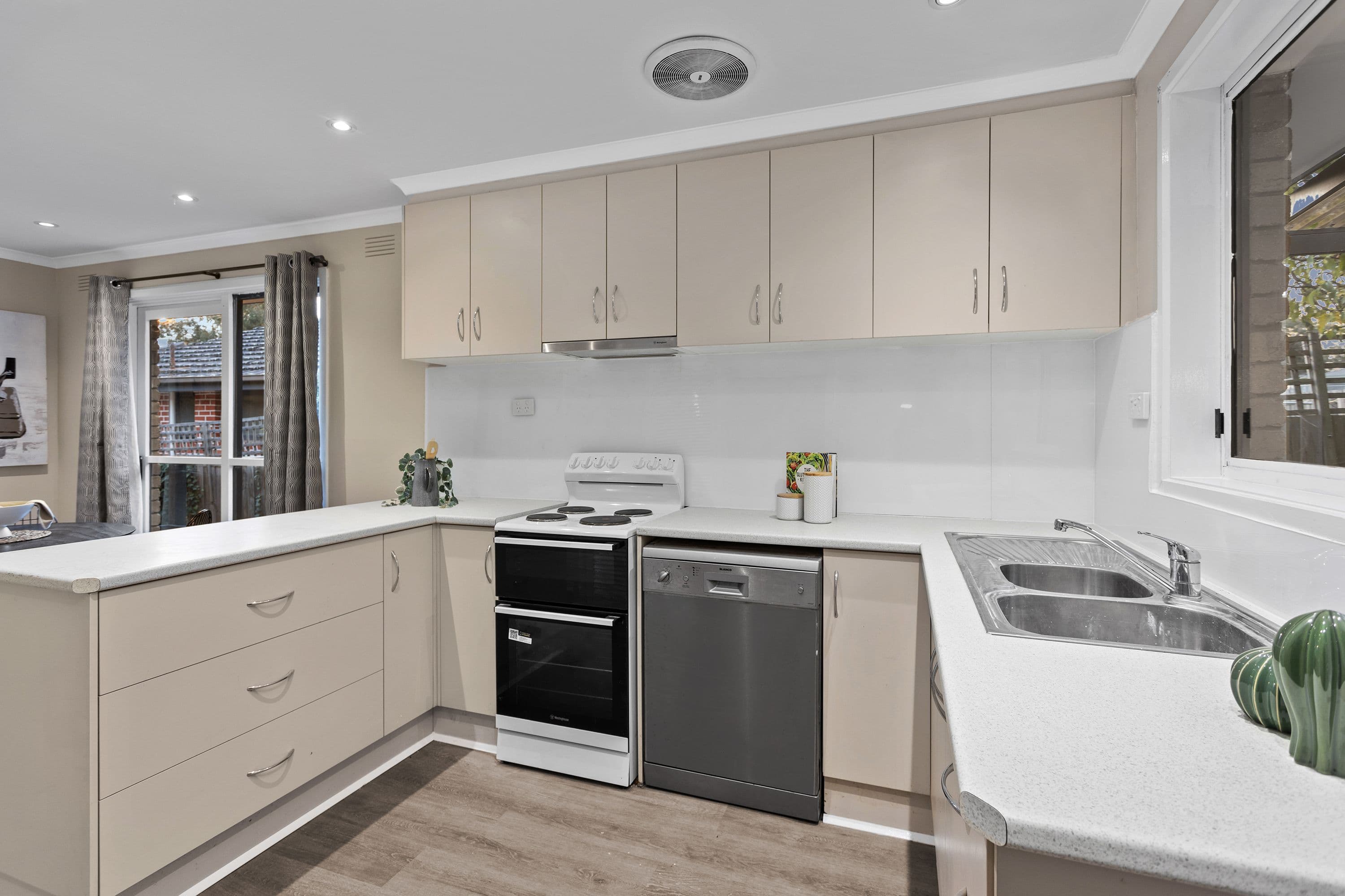 12 Kidderminster Drive, Wantirna VIC 3152, Wantirna - Thumbnail 3