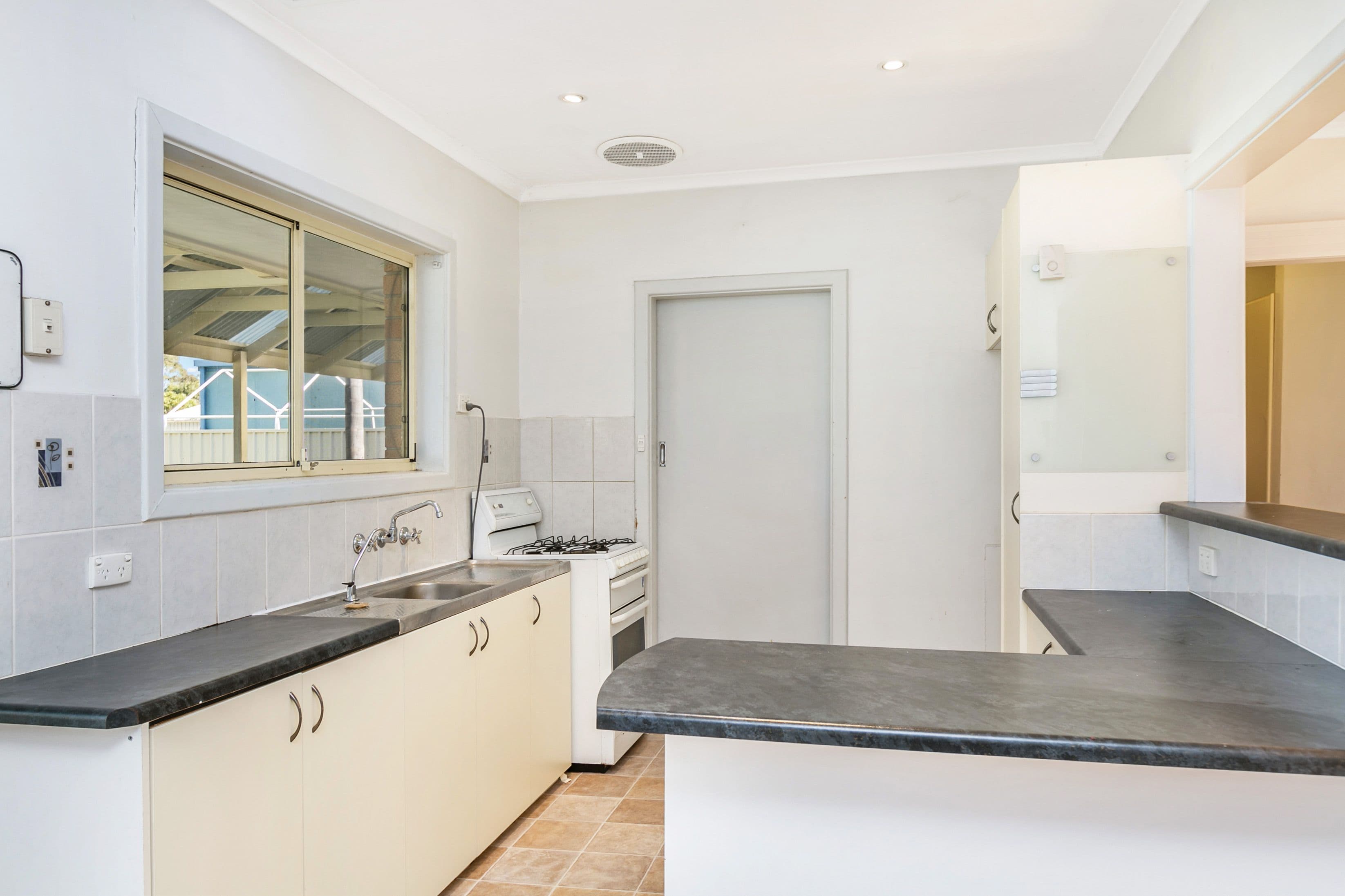 16 Conington Crescent, Morphett Vale SA 5162, Morphett Vale - Thumbnail 6