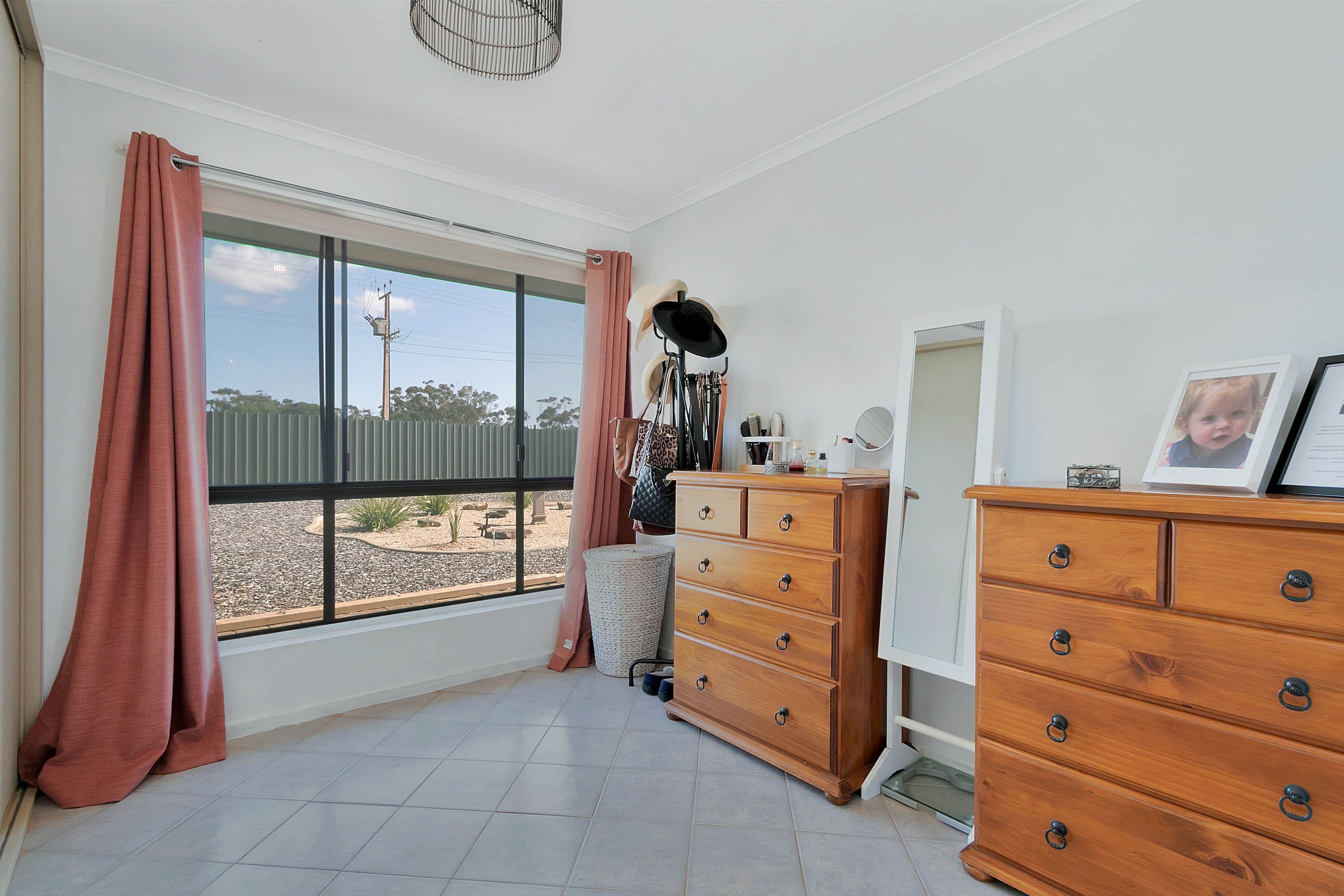 37 Fairhaven Boulevard, Cranbourne West - Thumbnail 4