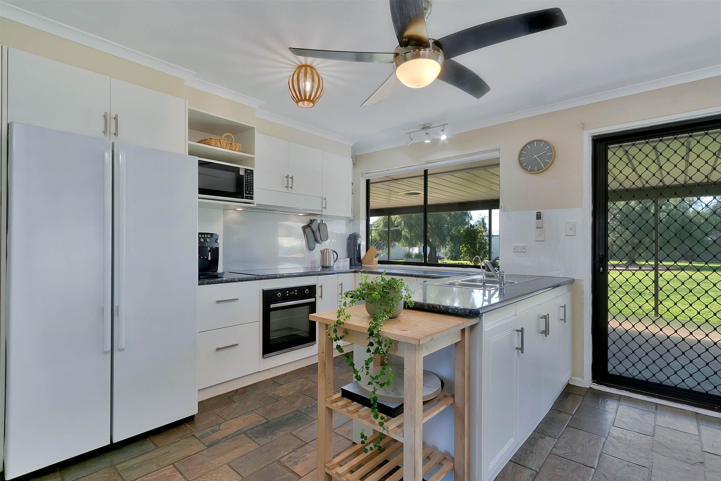 37 Fairhaven Boulevard, Cranbourne West - Thumbnail 5