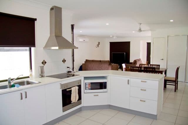 46 Hasty Street, MOUNT LOUISA QLD 4814, Mount Louisa - Thumbnail 3