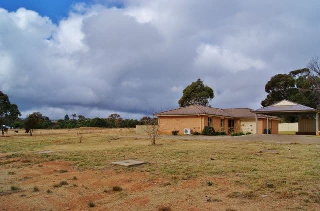 72 Briggs Street, YOUNG NSW 2594, Young - Thumbnail 3