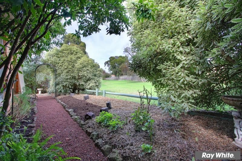 16 Orlanda Court, MORNINGTON VIC 3931, Mornington - Thumbnail 3