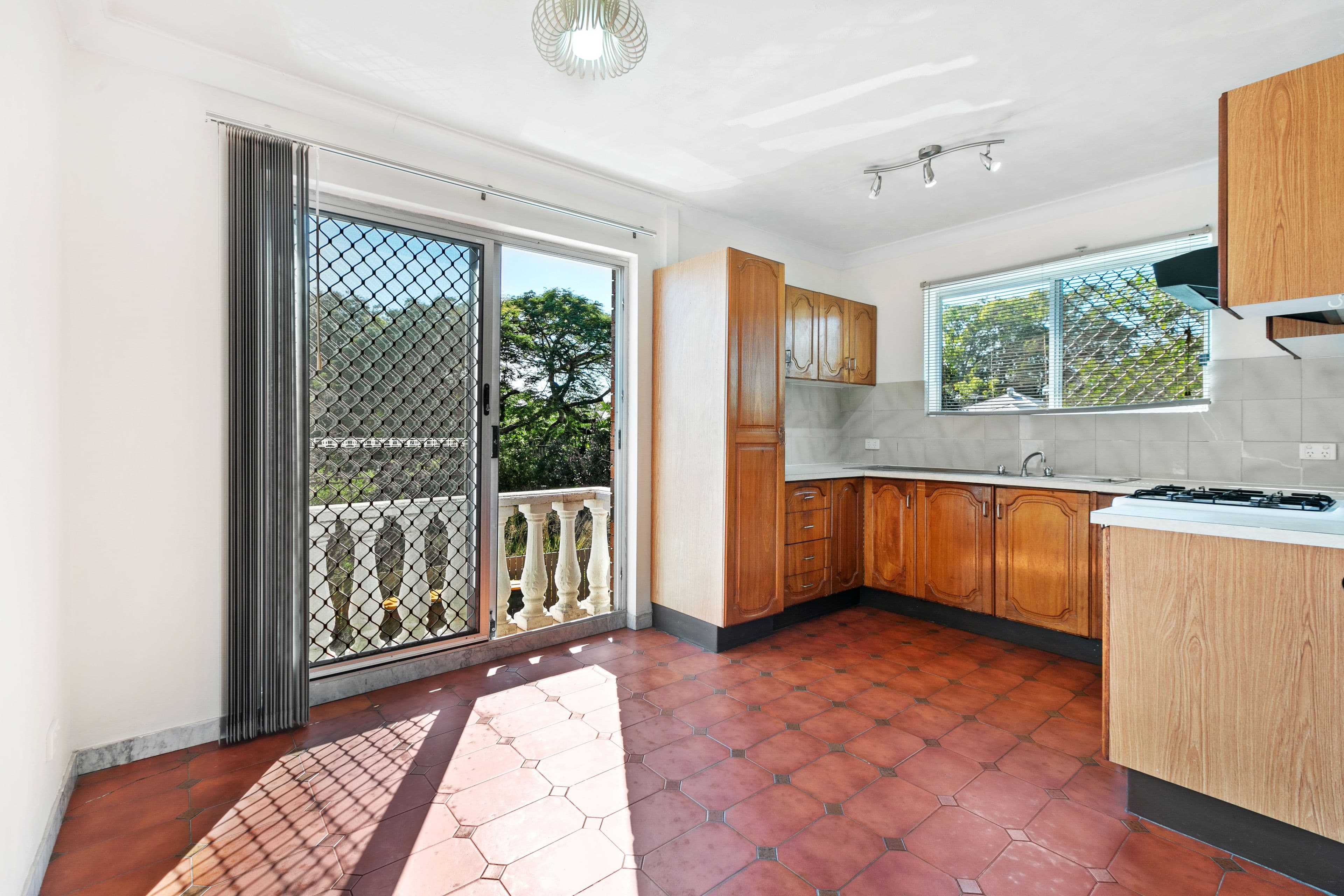 88 Victoria Terrace, Greenslopes QLD 4120, Greenslopes - Thumbnail 2