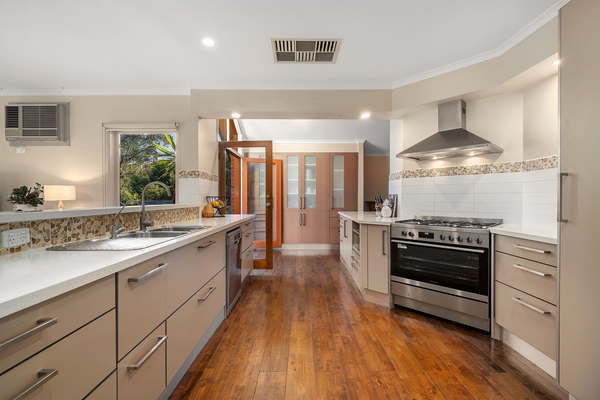 8 Kirwin Avenue, Eltham VIC 3095, Eltham - Thumbnail 2