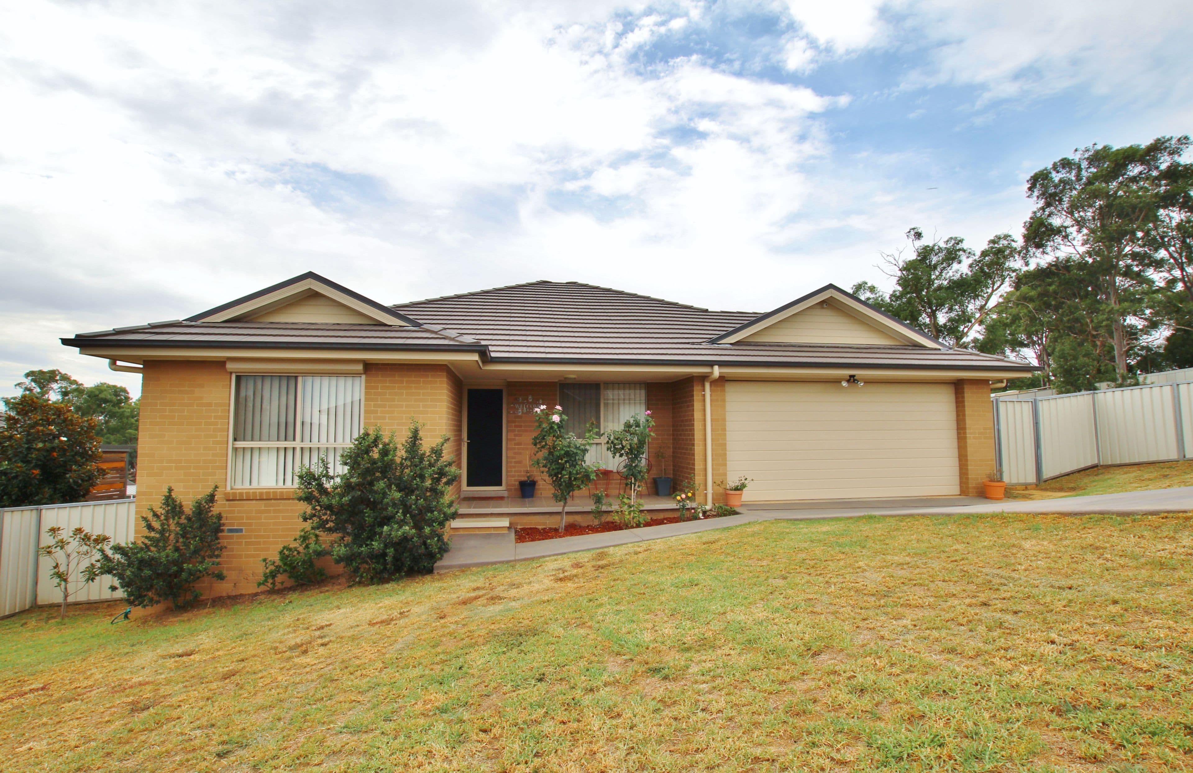 6 Henry Place, Young - Image 1