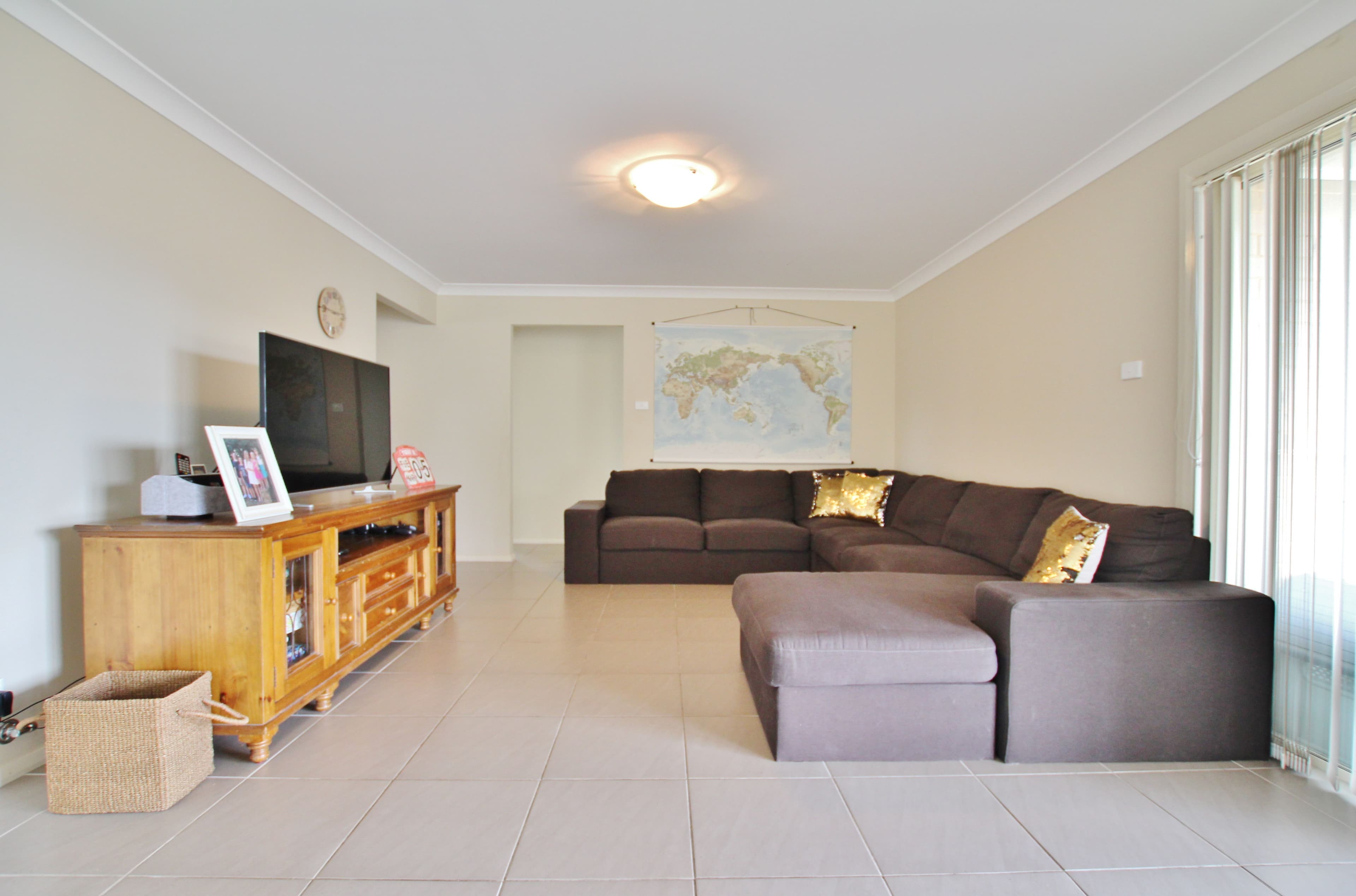 6 Henry Place, Young - Thumbnail 3