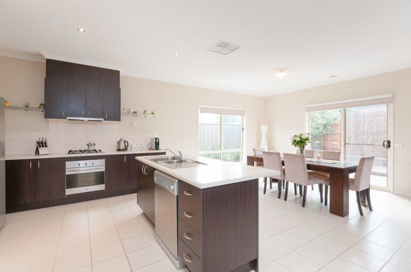 15 Cheltenham Close, CRAIGIEBURN VIC 3064, Craigieburn - Thumbnail 2