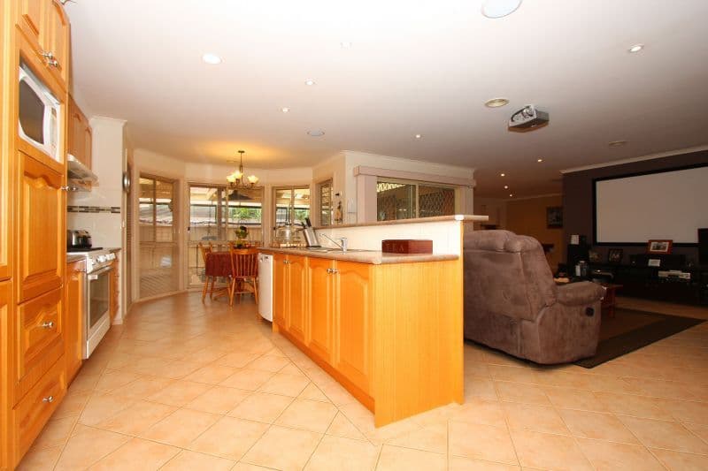 40 Allwyn Crescent, MILL PARK VIC 3082, Mill Park - Thumbnail 3