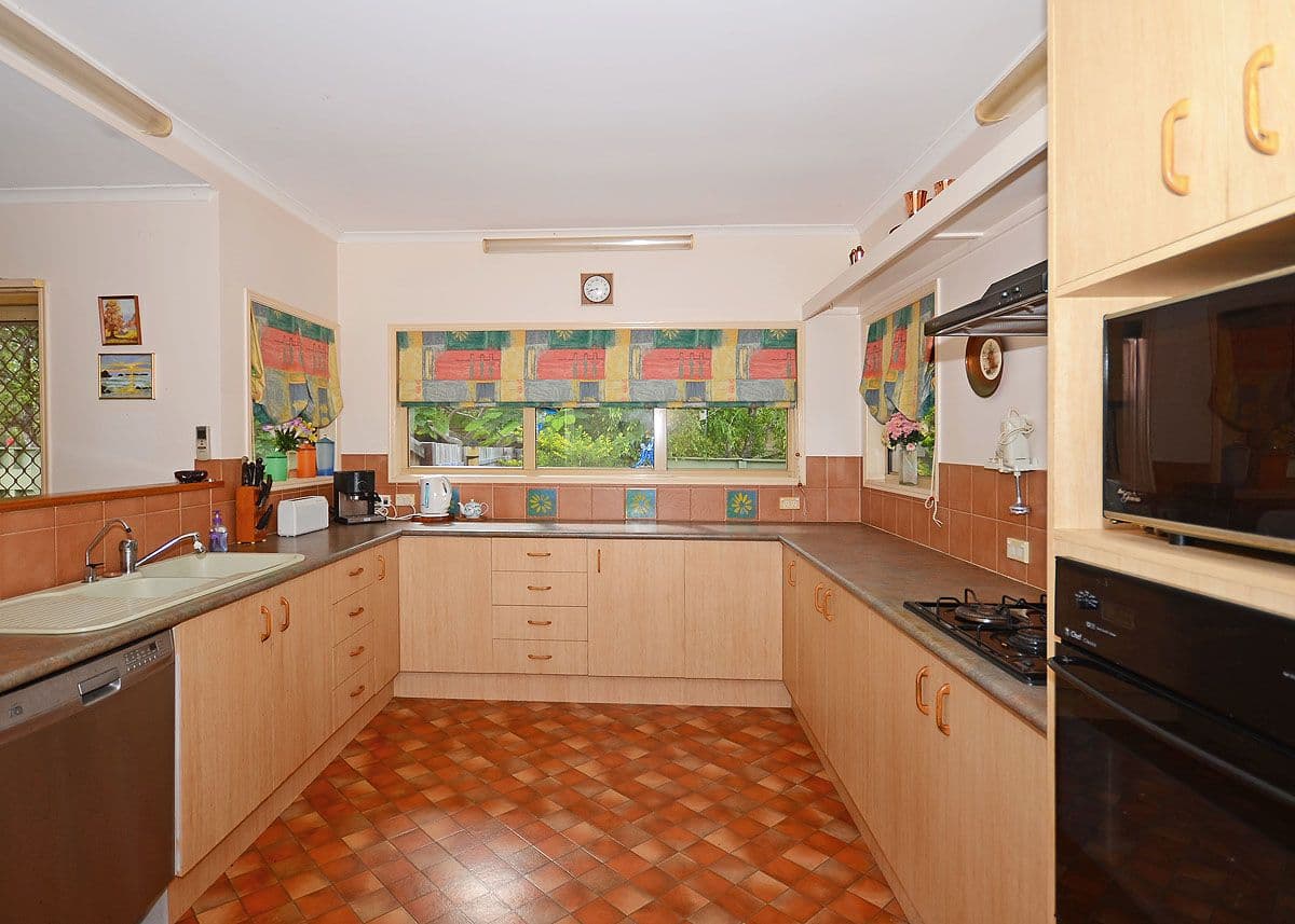 19 Helsham Street, POINT VERNON QLD 4655, Point Vernon - Thumbnail 5