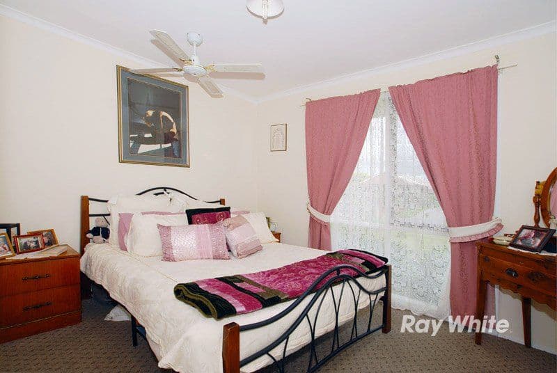 17 Denham Crescent, CRANBOURNE VIC 3977, Cranbourne North - Thumbnail 2