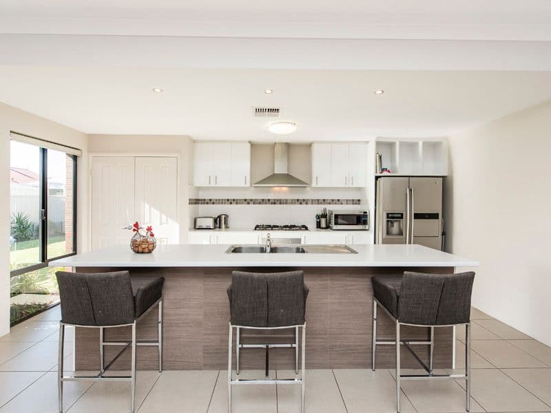 17 Linden Avenue, WENDOUREE VIC 3355, Wendouree - Thumbnail 2