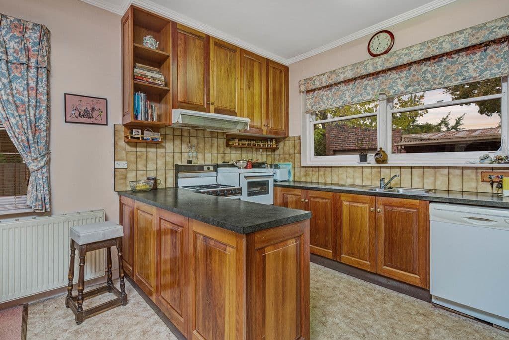 6 Service Street, Lake Wendouree VIC 3350, Lake Wendouree - Thumbnail 5